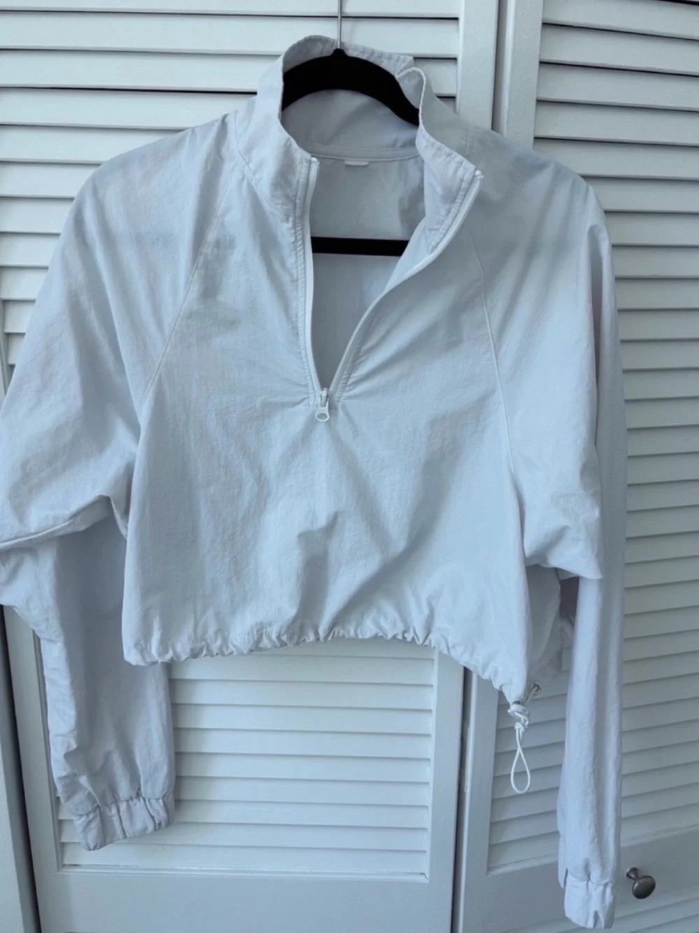 Alo Cropped Lightweight Pullover Windbreaker - White - Picture 2 of 3